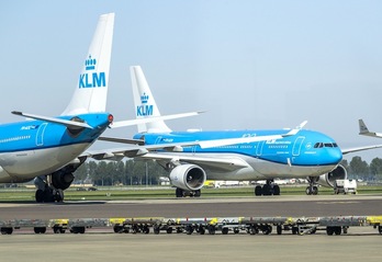 Aviones de la compañía KLM en el aeropuerto de Schiphol, en Países Bajos. (Remko DE WAAL | AFP)