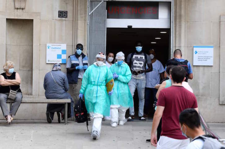 Trabajadoras sanitarias salen este lunes de un centro de salud en Lleida. (Pau BARRENA / AFP)
