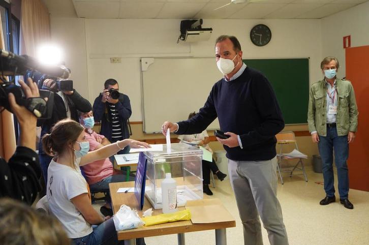 Carlos Iturgaiz, en el momento de depositar su voto. (@PPmasCs)