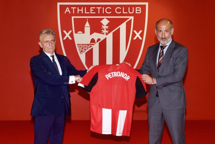 Elizegi con el presidente de Petronor, Emiliano López Atxurra. (@AthleticClub)