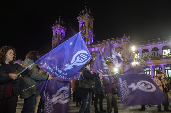 Protesta el Día Internacional contra la Violencia Machista delante Ayuntamiento de Donostia. (Jon URBE/FOKU) 