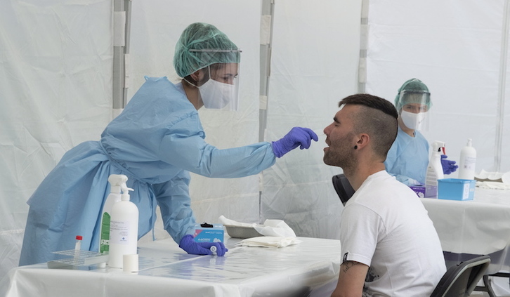 En Ordizia, realizando las pruebas de la covid-19. (Jon URBE/FOKU)