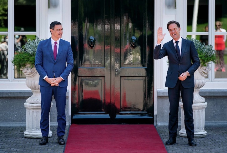Mark Rutte, primer ministro de Países Bajos, recibe a su homólogo español, Pedro Sánchez, en su residencia oficial de La Haya. (Bart MAAT | AFP)