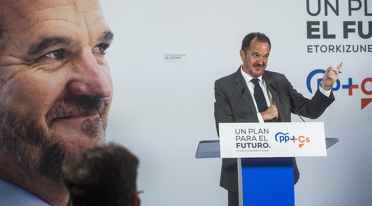 Carlos Iturgaiz (PP), en un acto de campaña. (Luis JAUREGIALTZO | FOKU)