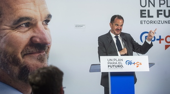 Carlos Iturgaiz (PP), en un acto de campaña. (Luis JAUREGIALTZO | FOKU)