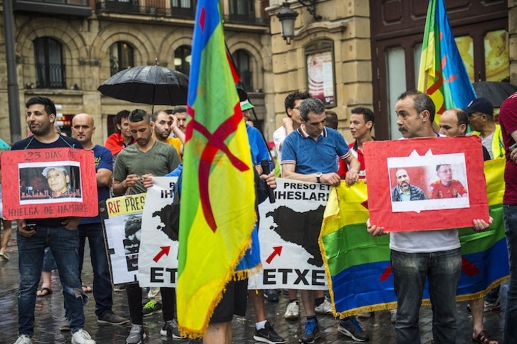 Activistas rifeños, en una manifestación por la libertad de los presos políticos en Bilbo. (Marisol RAMIREZ / FOKU)