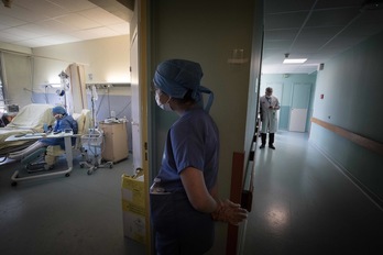 Unidad de atención a pacientes de covid-19 en el hospital AP-HP de Lariboisiere, en París. (Joel SAGET | AFP)