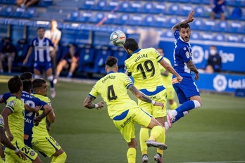 Jorge Molina Alavesen erdiraketa bat urruntzen. (Jaizki FONTANEDA / FOKU)