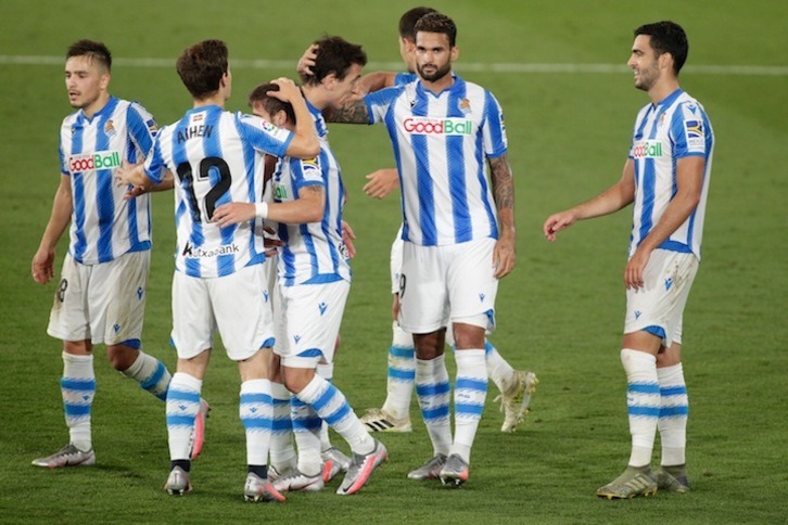 Los jugadores de la Real celebran la conclusión del partido. (LOF)