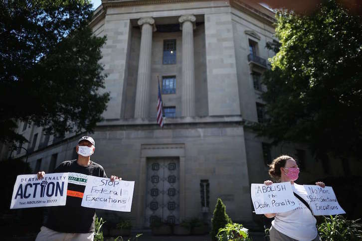 Dos activistas contra la pena de muerte protestan ante el Departamento de Justicia de EEUU. (Chip SOMODEVILLA/AFP)