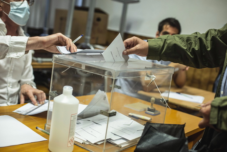 Un votante deposita su papeleta en la urna. (Aritz LOIOLA / FOKU)