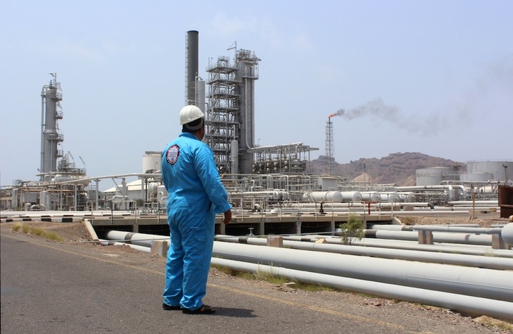 Imagen de archivo de la refinería de Aden, que ha permanecido cerrada en distintas etapas a causa del conflicto bélico en Yemen. (Saleh AL-OBEIDI | AFP)