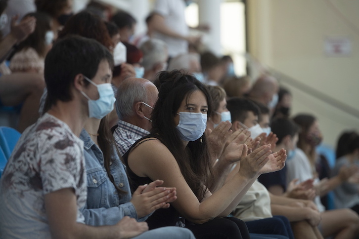 Espectadoras con mascarilla en un partido de pelota en Elgoibar. (Jon URBE | FOKU)