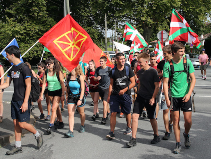 Urruñako Olheta auzotik abiatu da Larun tontorrera Aitzinaren zutabea. (Bob EDME)