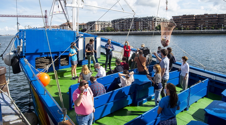 Rueda de prensa a bordo del barco museo Mater, atracado en Portugalete. (Luis JAUREGIALTZO/FOKU)