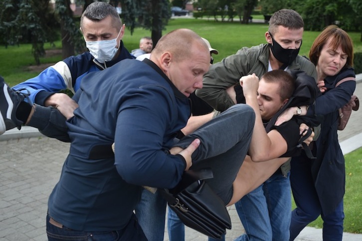 Agentes del servicio de seguridad bielorruso de paisano detienen a un manifestante opositor en MInsk. (Sergei GAPON / AFP)