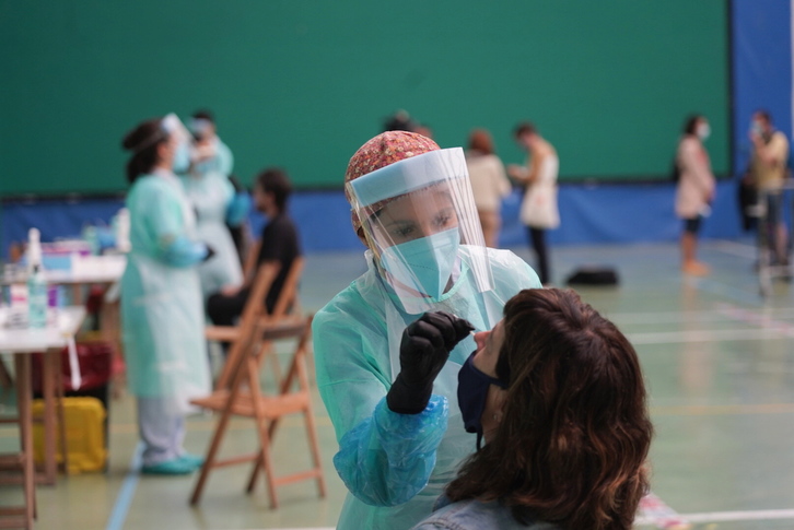 Pruebas de PCR en el polideportivo de Getaria. (Andoni CANELLADA/FOKU)