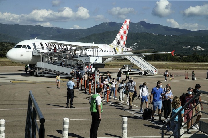 Turistas llegan al aeropuerto de Ajaccio, en Corsica. ( Pascal POCHARD-CASABIANCA | AFP)