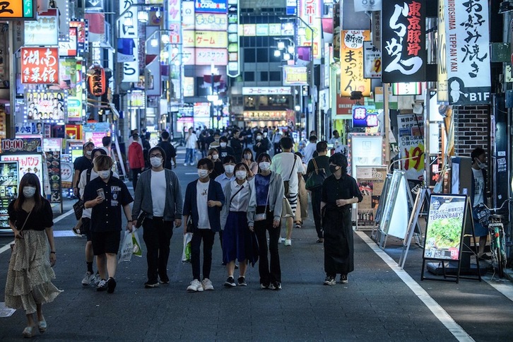 Gente paseando por una calle del distrito de Kabukicho, en Tokio. (Philip FONG | AFP)