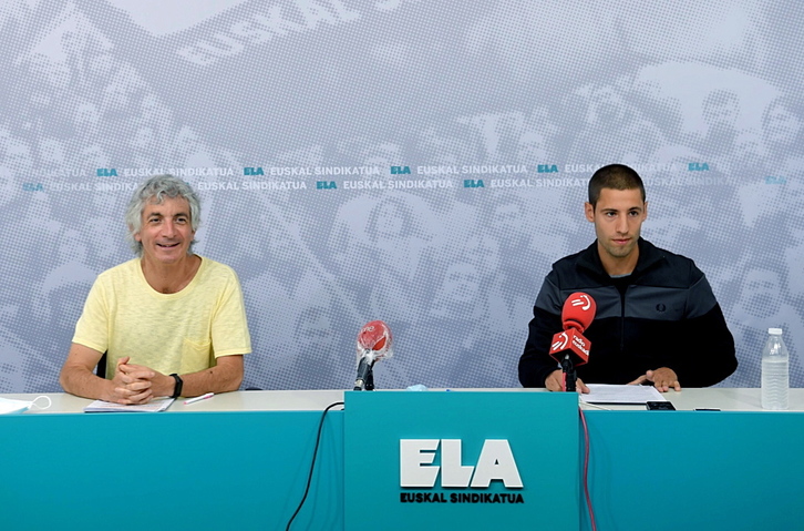 Mikel Noval y Xabier Zabala, en la rueda de prensa ofrecida por ELA. (Luis JAUREGIALTZO/FOKU)