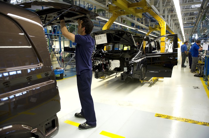Trabajadores en la cadena de montaje de la planta de Mercedes Benz en gasteiz. (Raúl BOGAJO/FOKU). 