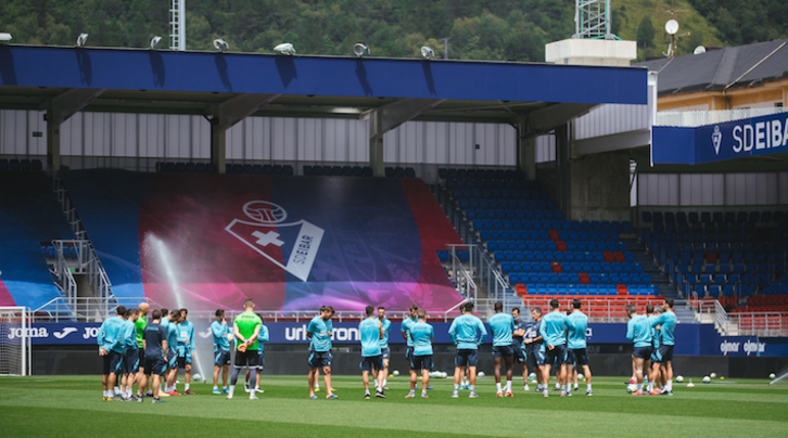 Ipuruan kamiseta gorri-urdinarekin jokatuko duten azken partida izango da askorentzat biharkoa. (SD Eibar)
