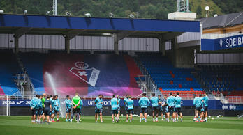 Ipuruan kamiseta gorri-urdinarekin jokatuko duten azken partida izango da askorentzat biharkoa. (SD Eibar)