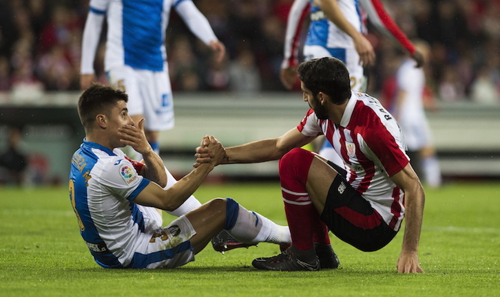Raúl García y Bustinza, capitán del Leganés, en un partido en San Mamés hace dos temporadas.