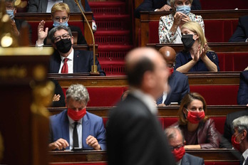 Melenchon gesticula desde la bancada de la Francia Insumisa ante los anuncios de Castex. (Martin BUREAU /AFP)