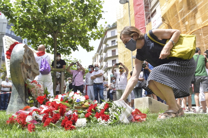 A pesar de la pandemia, este año también numerosas personas se acercaron al homenaje a Germán Rodríguez. (Idoia ZABALETA/FOKU)