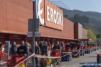 Cola en el hipermercado de Eroski en Arrasate durante el pasado confinamiento. (Andoni CANELLADA | FOKU)