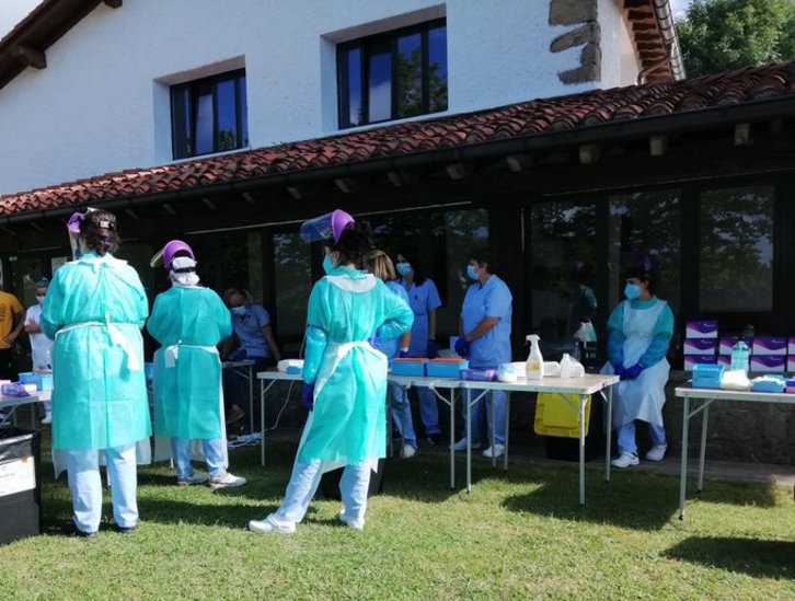 Trabajadores de Osakidetza, en el camping Talai Mendi de Zarautz. (@LABosakidetza)