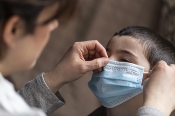 Las mascarillas son necesarias para hacer frente al coronavirus. (Endika PORTILLO/FOKU)