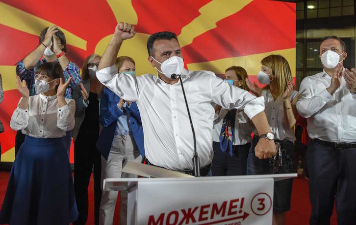 El líder del SDSM, Zoran Zaev, celebra su ajustada victoria. (Robert ATANASOVSKI / AFP) 