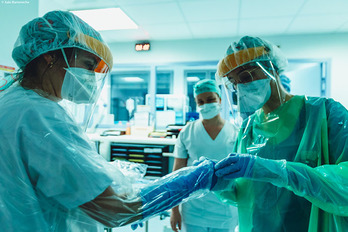 Les nuits du service réanimation de l'hôpital de Bayonne sous l'oeil d'un infirmier photographe. © Xabi Barreneche