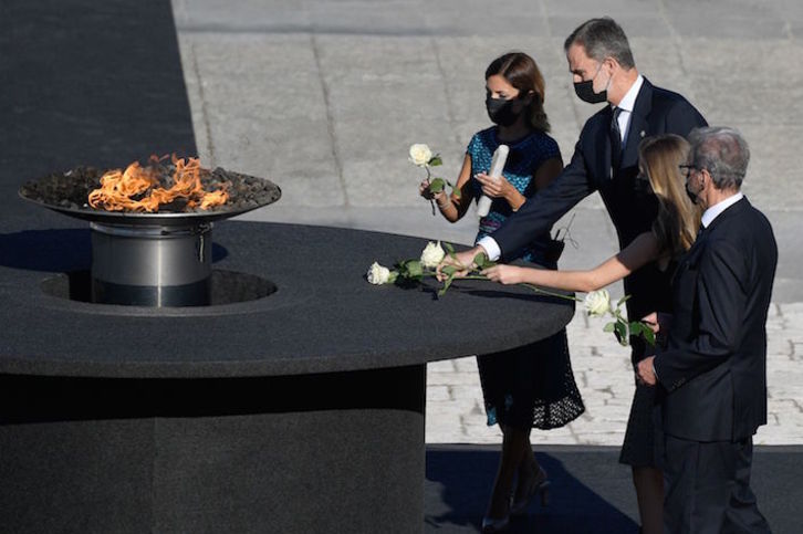 La familia real española deposita flores junto al pebetero en recuerdo a las víctimas de la pandemia. (Pierre-Philippe MARCOU/AFP) 