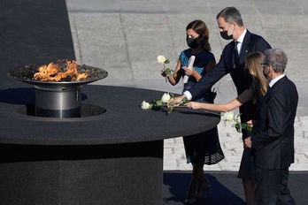 La familia real española deposita flores junto al pebetero en recuerdo a las víctimas de la pandemia. (Pierre-Philippe MARCOU/AFP) 