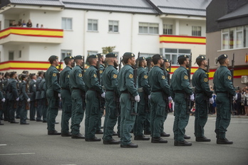 Parada militar con motivo de la festividad de El Pilar, el año pasado en Sansomendi, Gasteiz. (Jaizki FONTANEDA / FOKU)