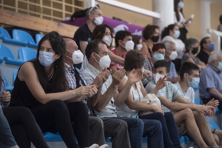 Personas con mascarilla en un partido de pelota. (Jon URBE / FOKU)