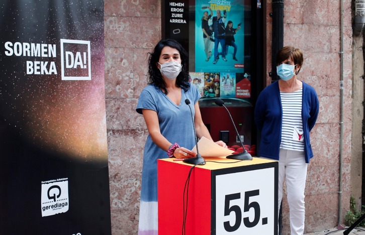 Deialdia gaur eman dute ezagutzera. Irudian, Ane Abanzalegi zinegotzia eta Nerea Mujika, Gerediagako  presidentea. (Aritz LOIOLA / FOKU)