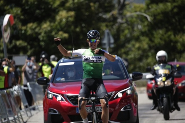 Momento de la llegada de Josu Etxeberria. (VUELTA A ZAMORA)