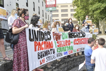 IMagen de archivo de una concentración de todos los sindicatos de la pública y la privada-concertada ante el Departamento de Educación de Nafarroa,  (Idoia ZABALETA/FOKU)