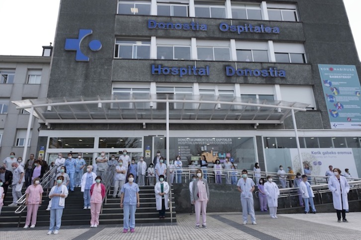 Movilización de los profesionales sanitarios del Hospital de Donostia, a los poco días de haber decretado el estado de alarma. (JON URBE / FOKU)