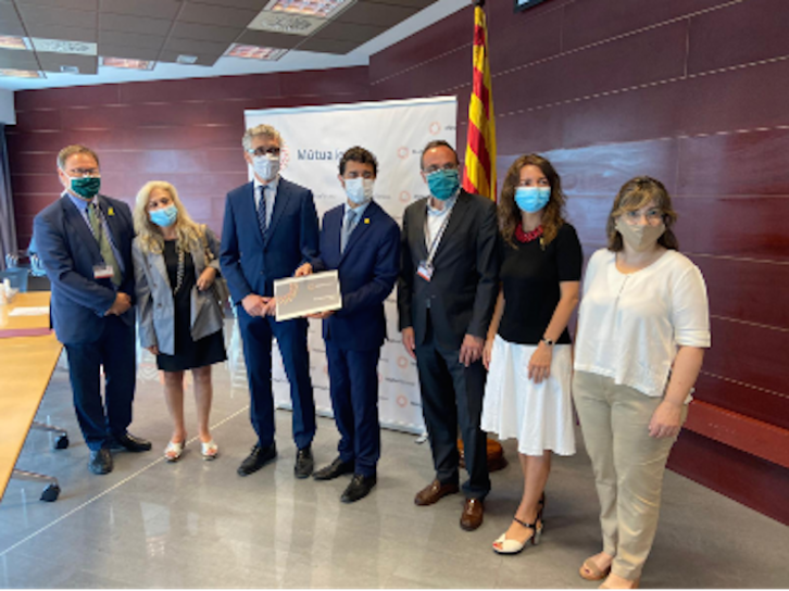 El exconseller y actual coordinador ambiental de Mútua de Terrasa, Josep Rulll, (tercero por la derecha), en un acto con la Generalitat, este jueves. (govern.cat)