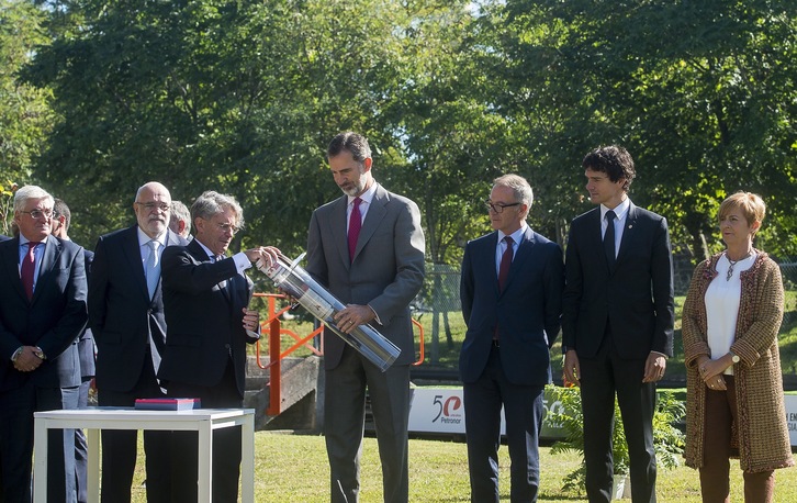 Imagen de archivo cuando hace dos años acudió Felipe VI a Petronor para la colocación de la futura planta. (Luis JAUREGIALTZO/FOKU)