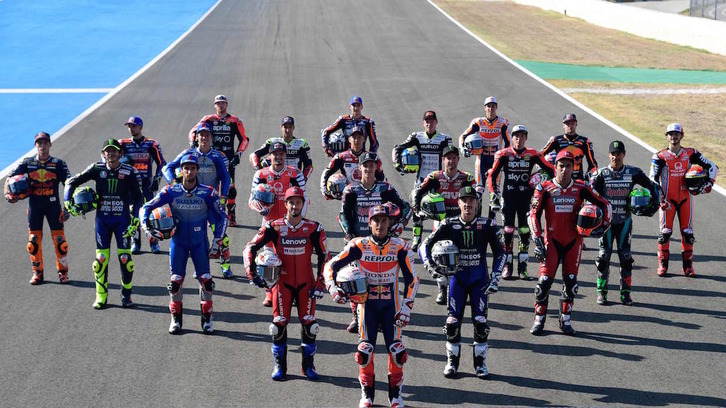 Los pilotos de MotoGP posan en una recta de Jerez. (Javier SORIANO/AFP)