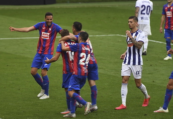 Los azulgranas celebran el gol de De Blasis, que cerraba el marcador en el noventa. (Jon URBE/FOKU)