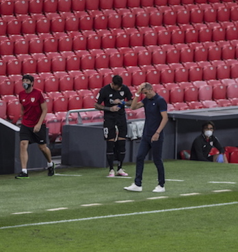 Garitano preocupado en el banquillo tras la expulsión de Simón. (Marisol RAMIREZ / FOKU)