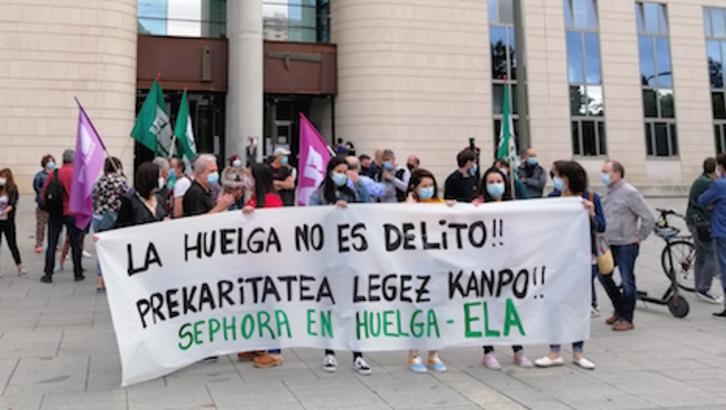 Imagen de la concentración ante el Palacio de Justicia de Nafarroa en apoyo de las huelguistas de Sephora. (ELA)