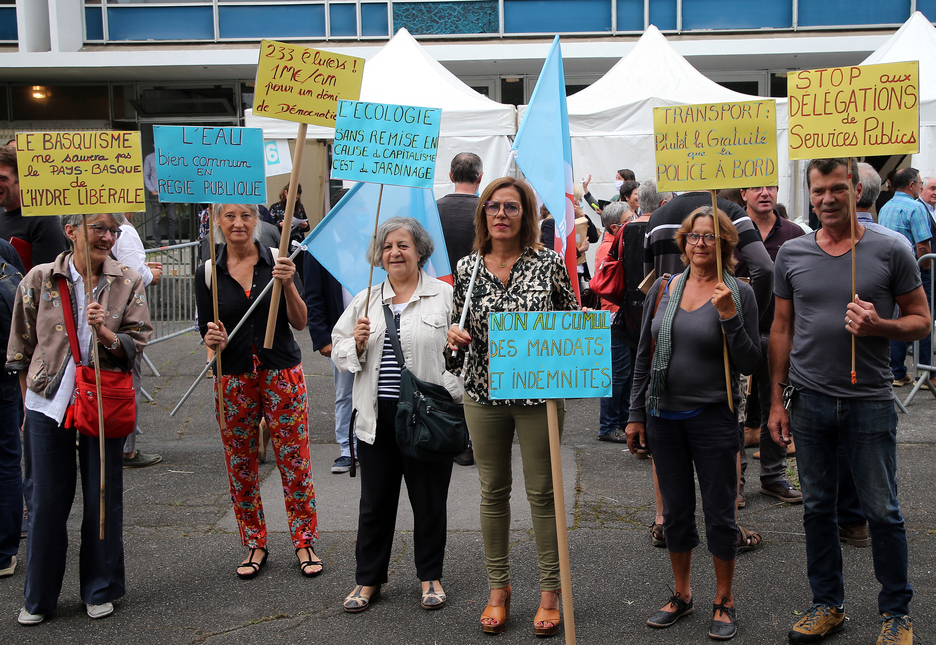 Des militants de la France Insoumise ont manifesté devant la salle Lauga. ©Bob EDME